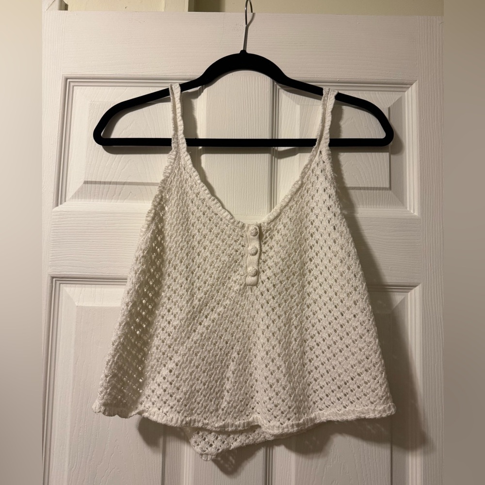 Embossed crocheted tank in white size large